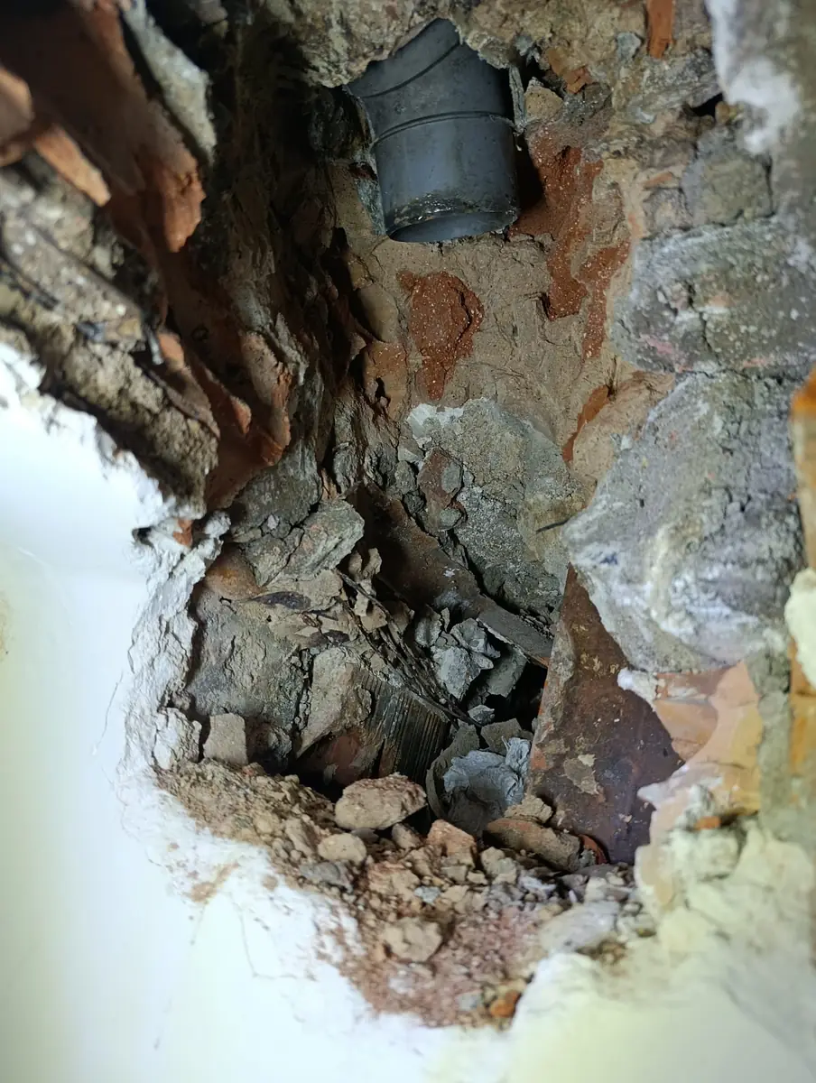 Pared abierta para acceder al bajante empotrado