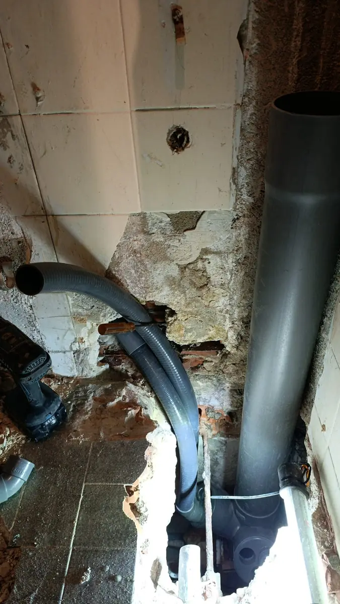 Bajante nuevo de PVC instalado y conectado