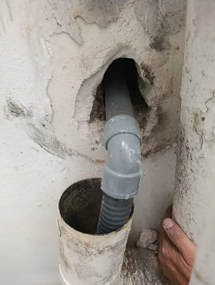 Tubería nueva: Colocamos tubería de PVC nueva y conectamos con el desagüe.