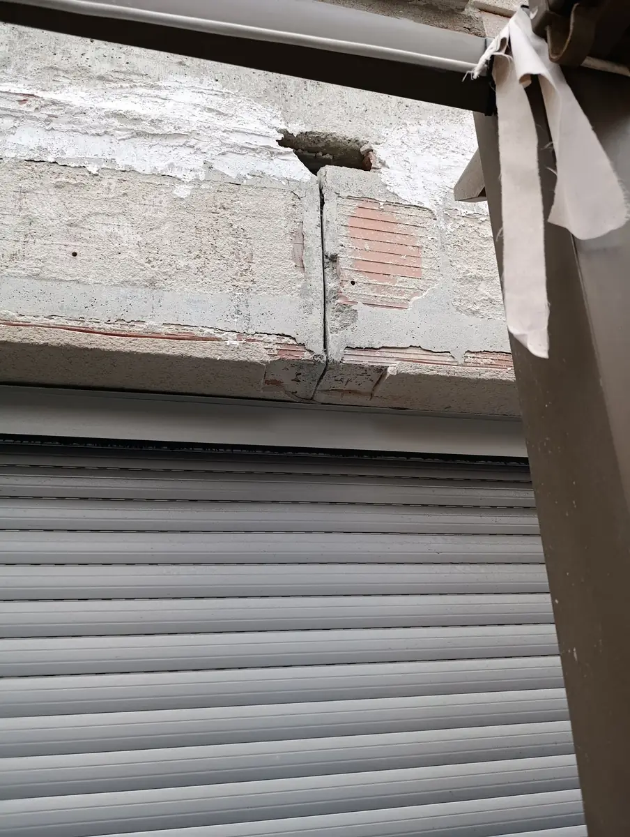 Frente de forjado con el hormigón roto por el óxido del hierro