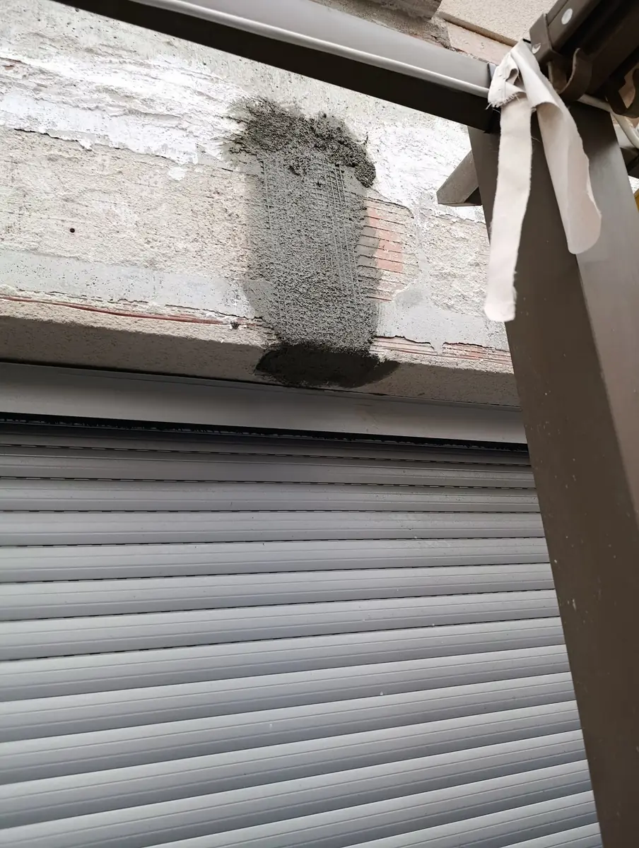 Frente de forjado reparado con mortero y listo para pintar