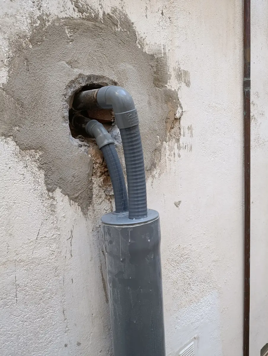 Sellado y acabado: Pasamuros sellado y revocado para que no vuelva a entrar agua.