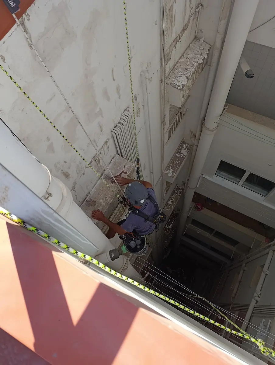 Colgados desde la azotea: Instalamos las cuerdas arriba y bajamos piso a piso trabajando en cada zona.