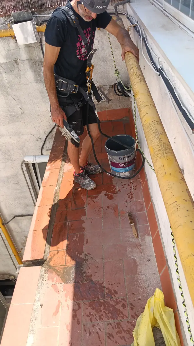 Técnico preparando el peto de una azotea para impermeabilizarlo