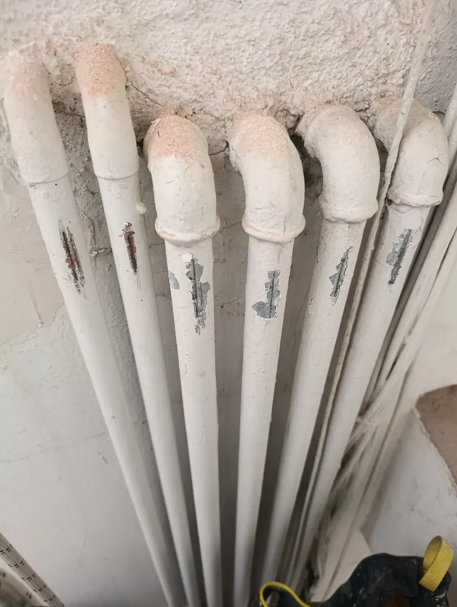 Tuberías antiguas de agua en la fachada de un edificio